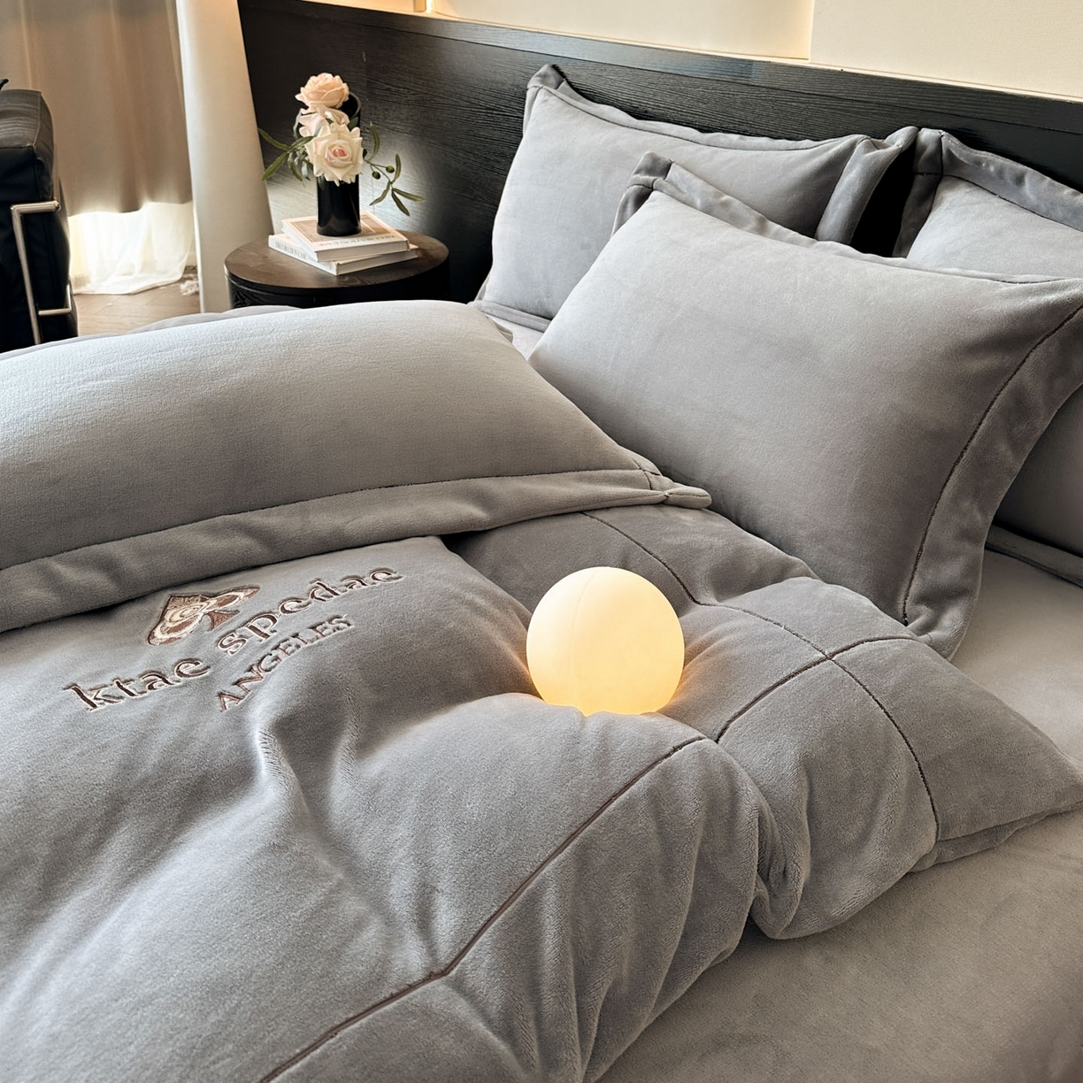 91家纺网 家纺一手货源 找家纺 狂想家 2025新款刺绣牛奶绒四件套-安琪儿 安琪儿-高级灰