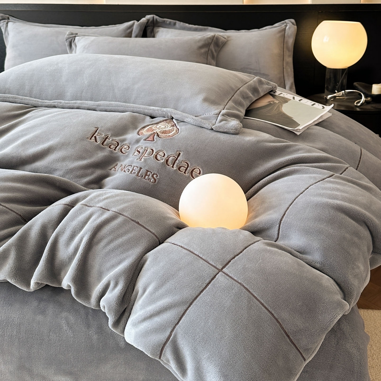 91家纺网 家纺一手货源 找家纺 狂想家 2025新款刺绣牛奶绒四件套-安琪儿 安琪儿-高级灰