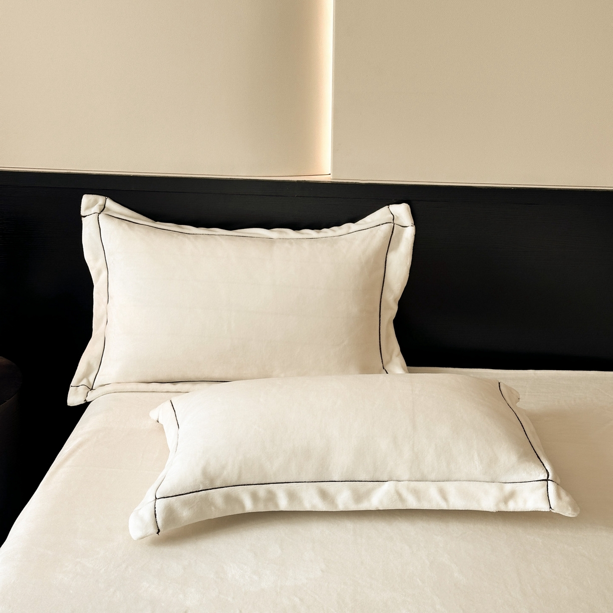 91家纺网 家纺一手货源 找家纺 狂想家 2025新款刺绣牛奶绒四件套-安琪儿 安琪儿-暖冬白