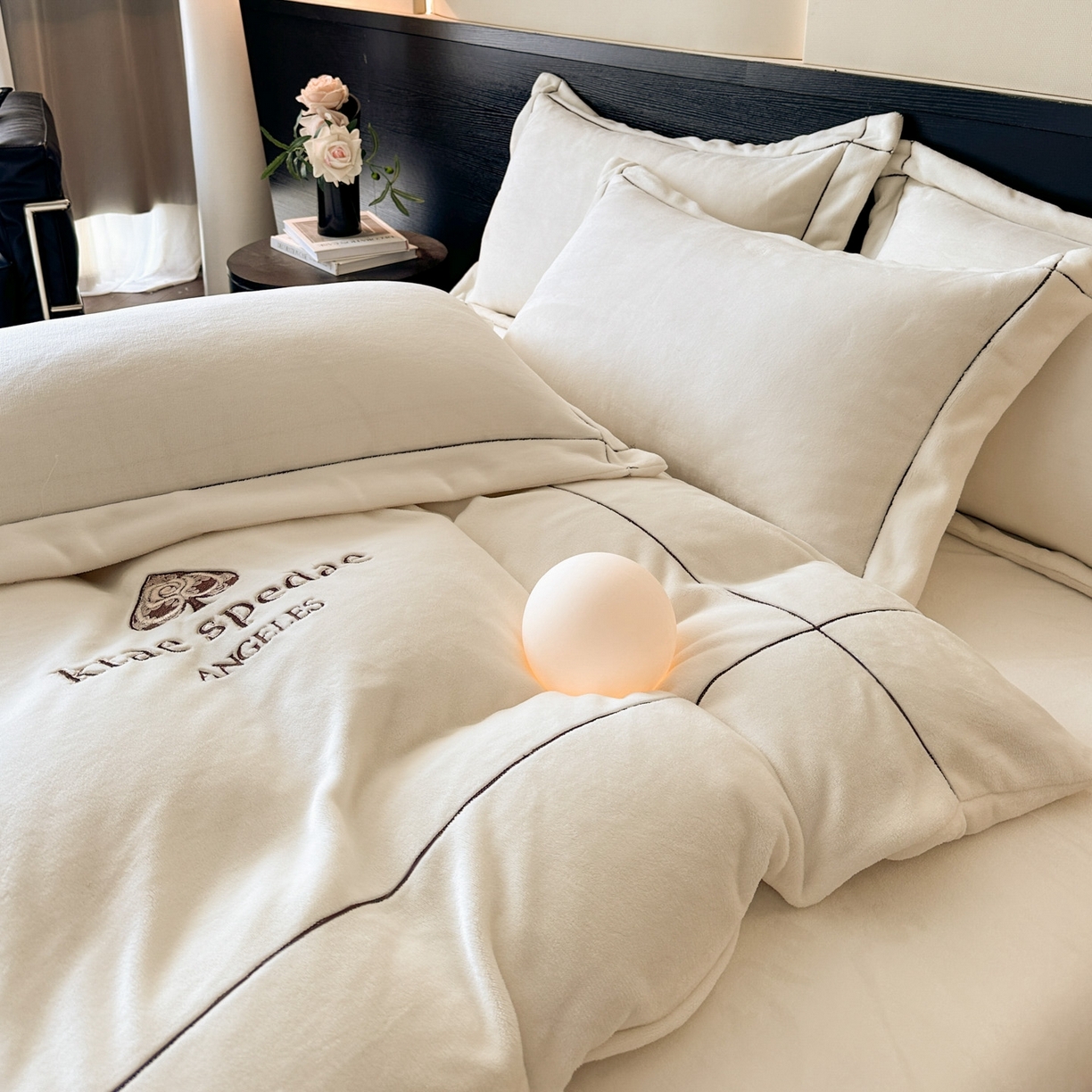 91家纺网 家纺一手货源 找家纺 狂想家 2025新款刺绣牛奶绒四件套-安琪儿 安琪儿-暖冬白