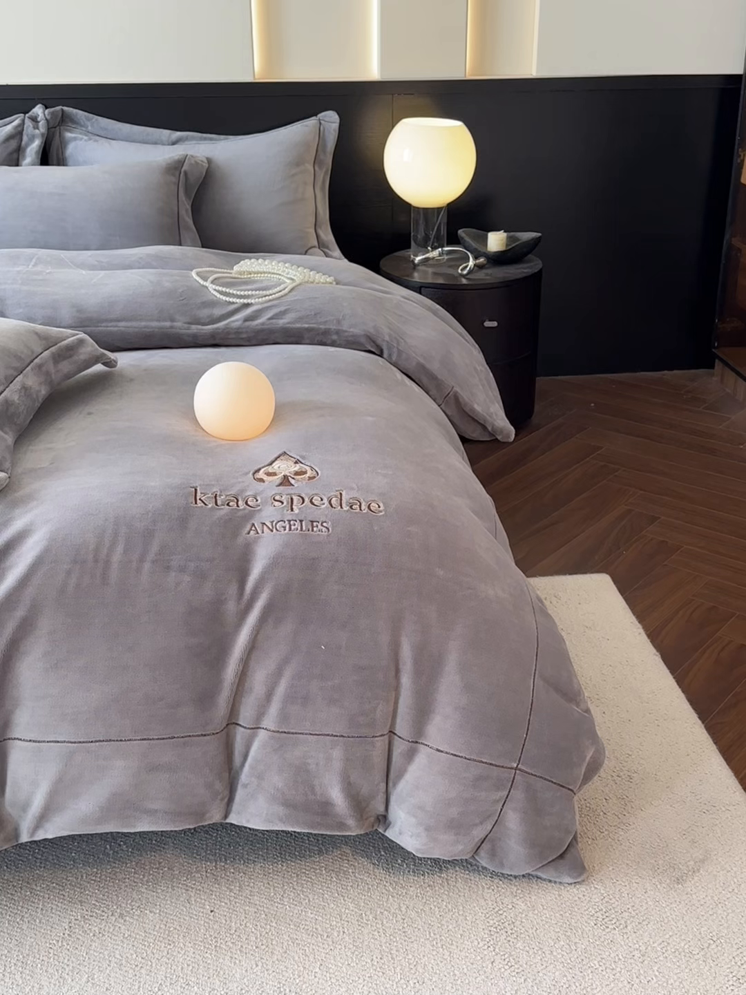 91家纺网 家纺一手货源 找家纺 狂想家 2025新款刺绣牛奶绒四件套-安琪儿 安琪儿-高级灰