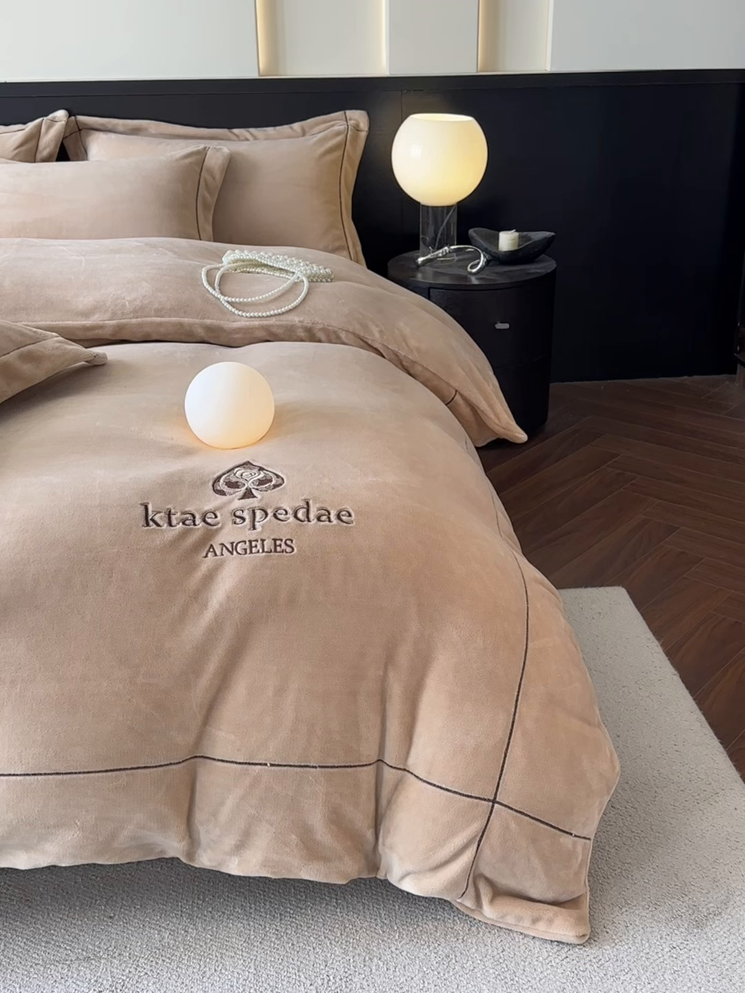 91家纺网 家纺一手货源 找家纺 狂想家 2025新款刺绣牛奶绒四件套-安琪儿 安琪儿-浅驼色