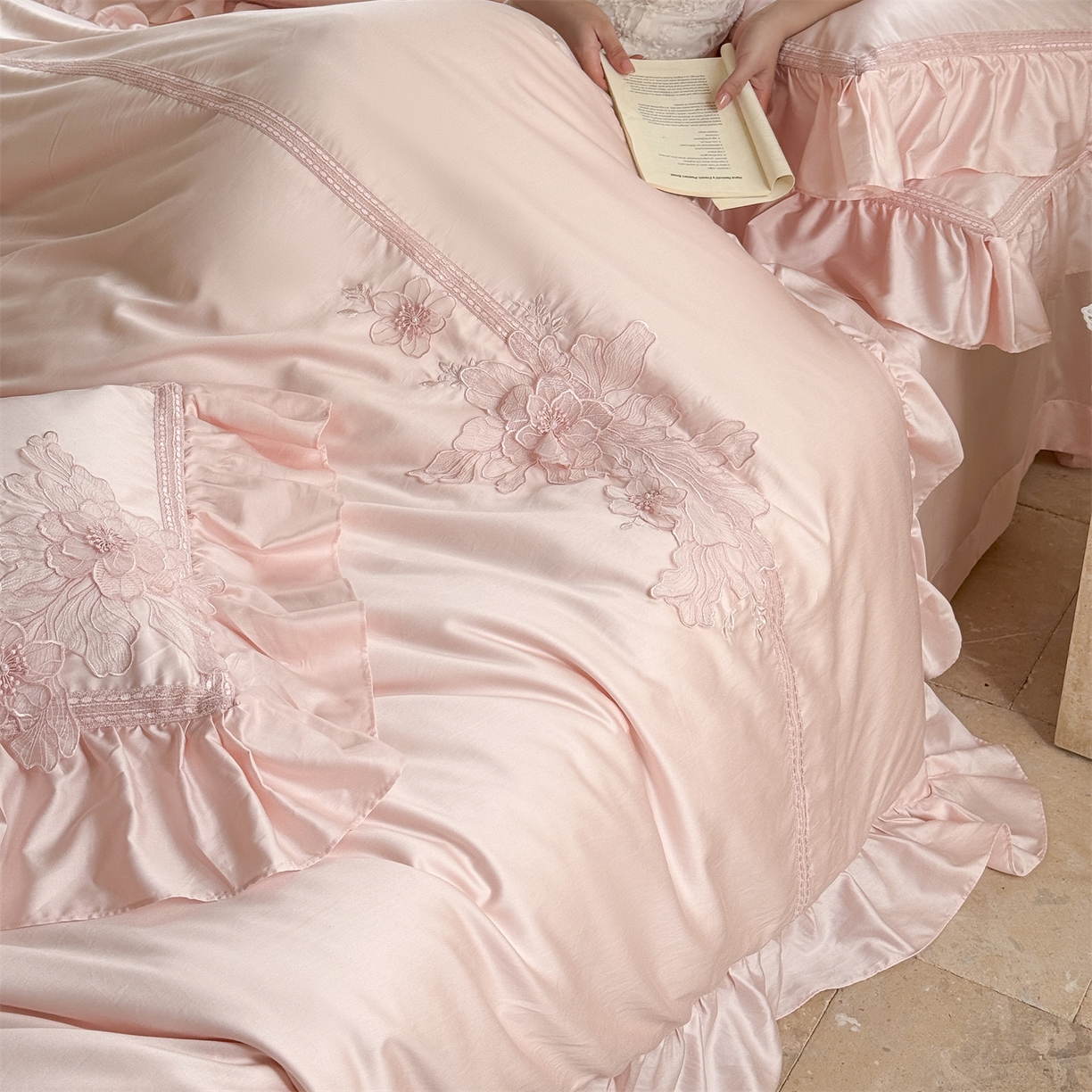 91家纺网 家纺一手货源 找家纺 美娘阁 2025新款长绒棉全棉提花居家款四件套-西西里岛 西西里岛-仙粉