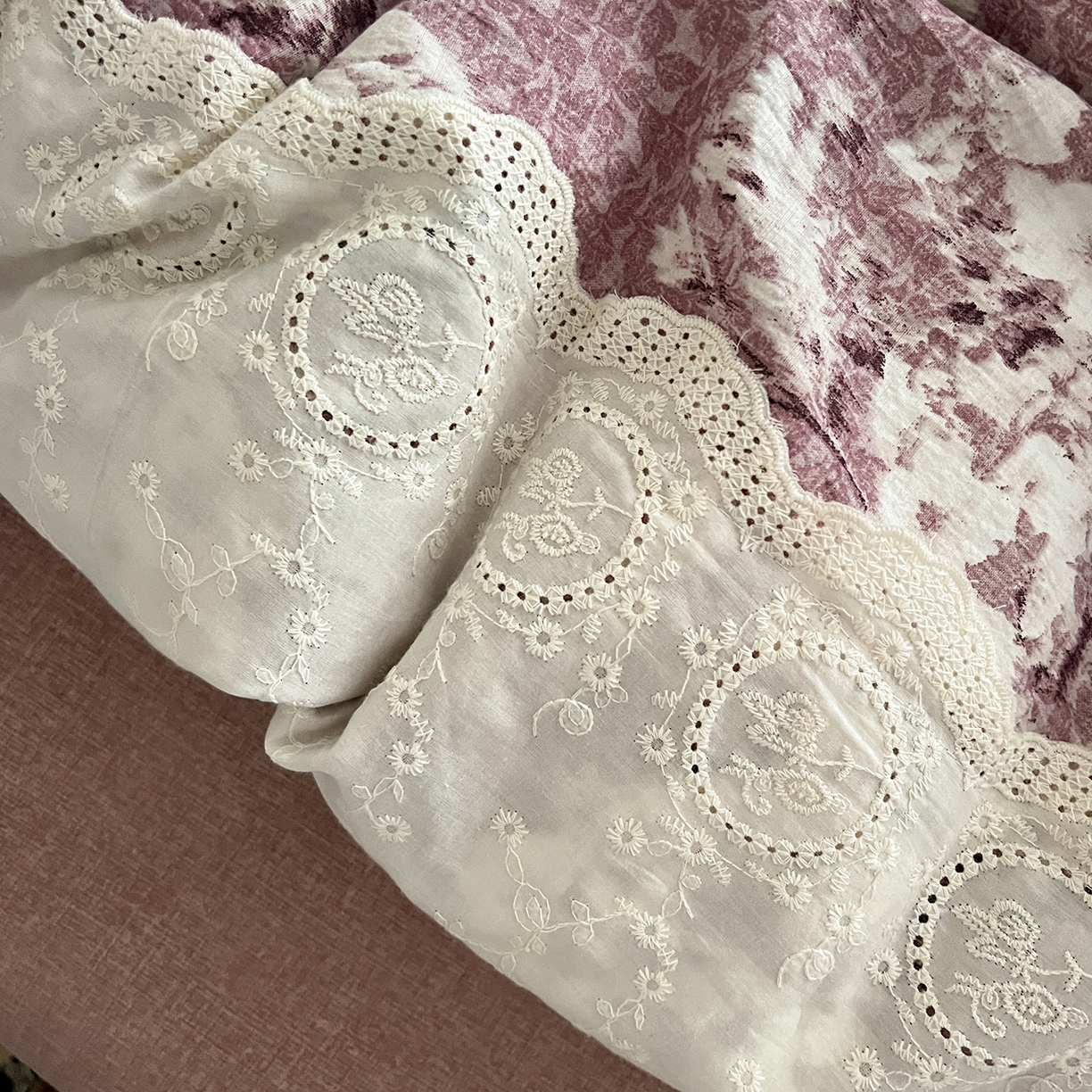 91家纺网 家纺一手货源 找家纺 一比一家纺 2026秋冬新品高克重原麻复古全棉花边棉麻侘寂风原麻四件套 （控价99元）铃兰