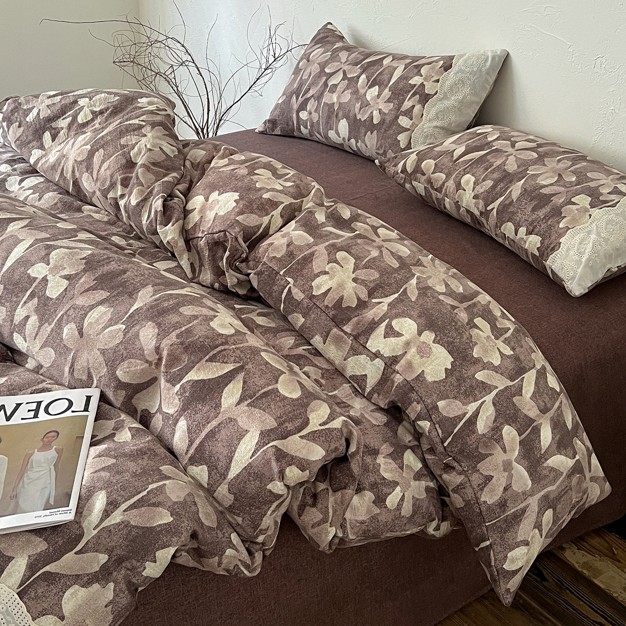 91家纺网 家纺一手货源 找家纺 一比一家纺 2026秋冬新品高克重原麻复古全棉花边棉麻侘寂风原麻四件套 （控价99元）花影棕