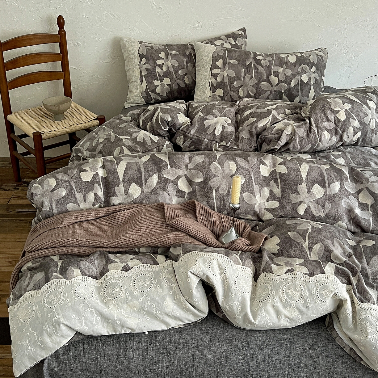 91家纺网 家纺一手货源 找家纺 一比一家纺 2025秋冬新品高克重原麻复古全棉花边棉麻侘寂风原麻四件套 （控价99元）花影灰