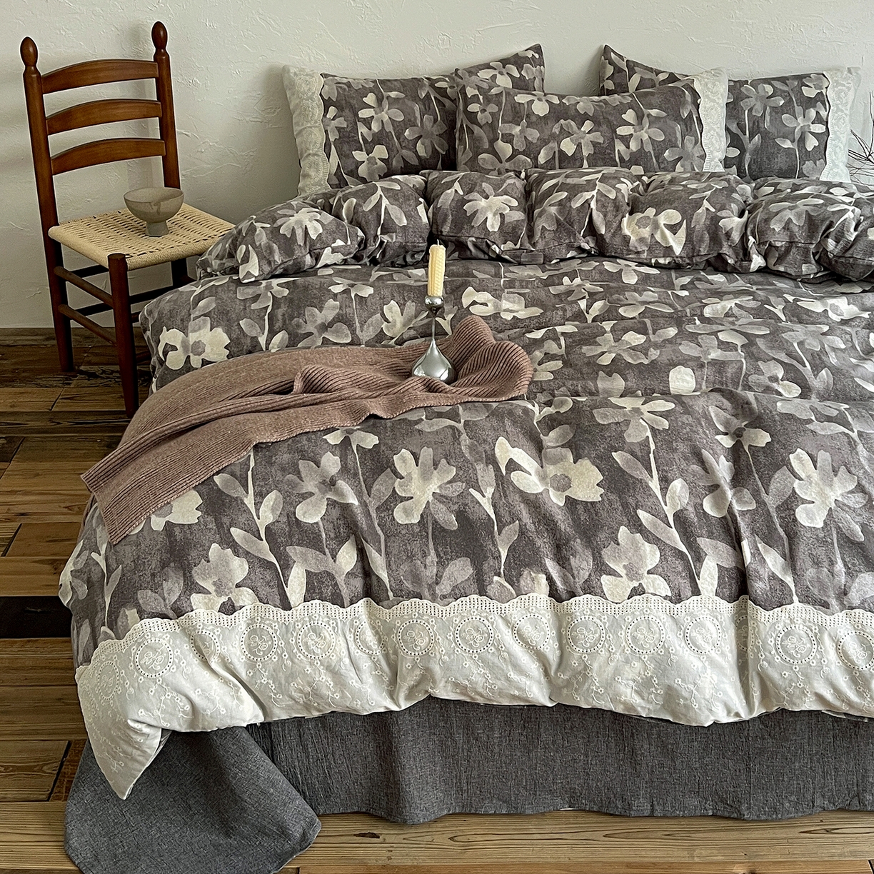 91家纺网 家纺一手货源 找家纺 一比一家纺 2025秋冬新品高克重原麻复古全棉花边棉麻侘寂风原麻四件套 （控价99元）花影灰