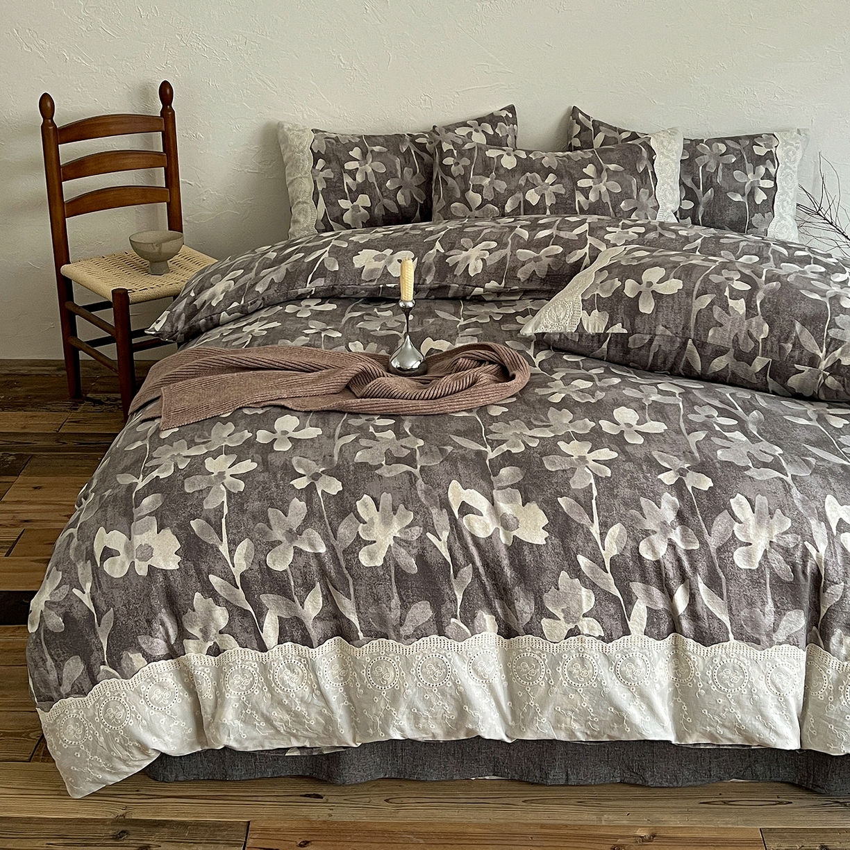 91家纺网 家纺一手货源 找家纺 一比一家纺 2025秋冬新品高克重原麻复古全棉花边棉麻侘寂风原麻四件套 （控价99元）花影灰