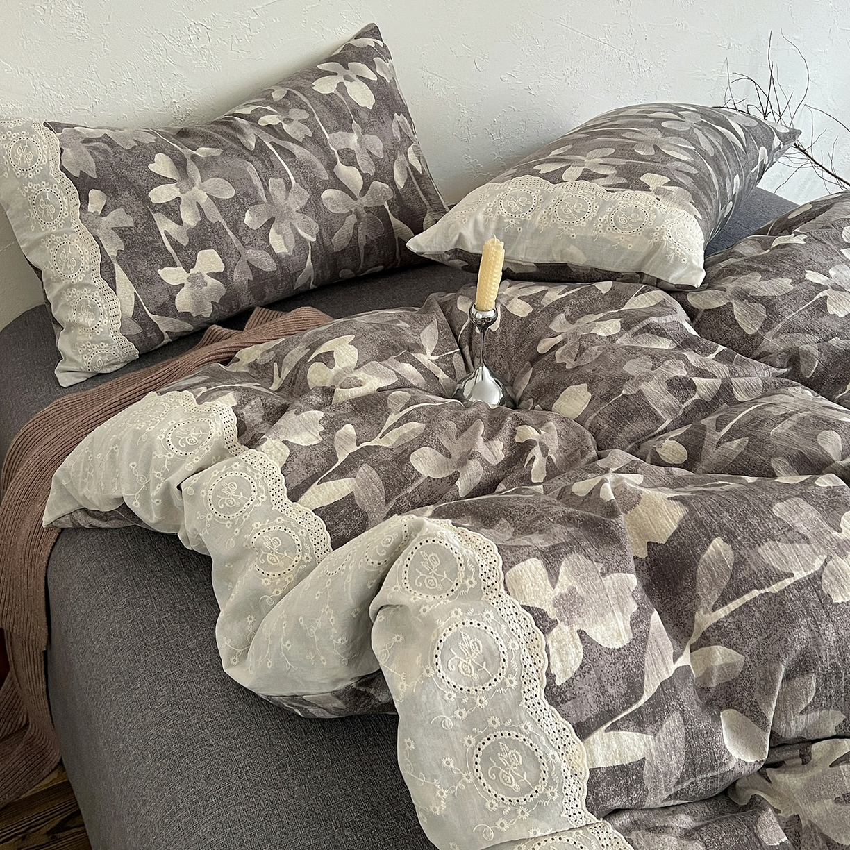 91家纺网 家纺一手货源 找家纺 一比一家纺 2025秋冬新品高克重原麻复古全棉花边棉麻侘寂风原麻四件套 （控价99元）花影灰