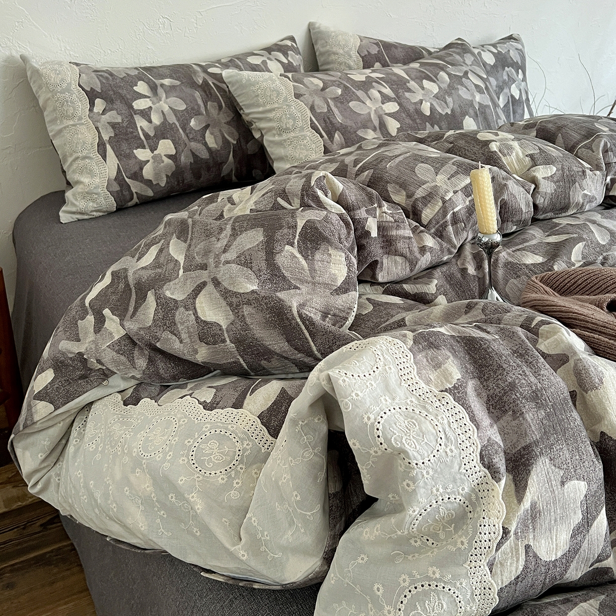 91家纺网 家纺一手货源 找家纺 一比一家纺 2025秋冬新品高克重原麻复古全棉花边棉麻侘寂风原麻四件套 （控价99元）花影灰