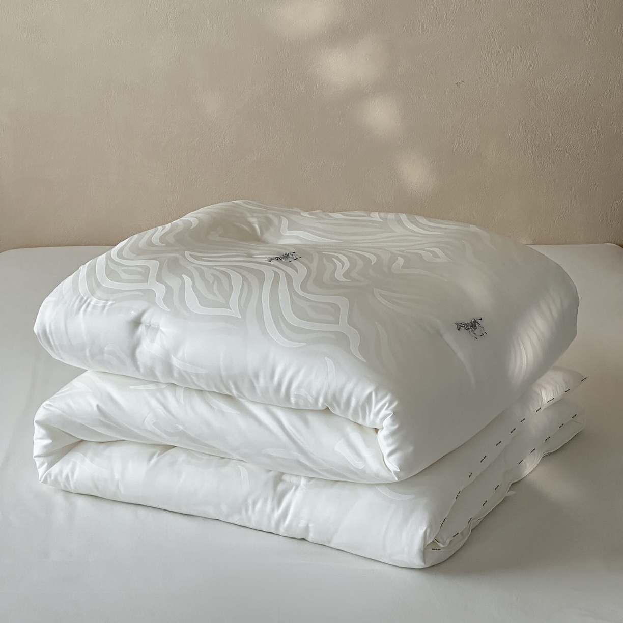 91家纺网 家纺一手货源 找家纺 （总）一加一 2025新款A类天雪棉双色剪花蚕丝大豆抗菌被芯