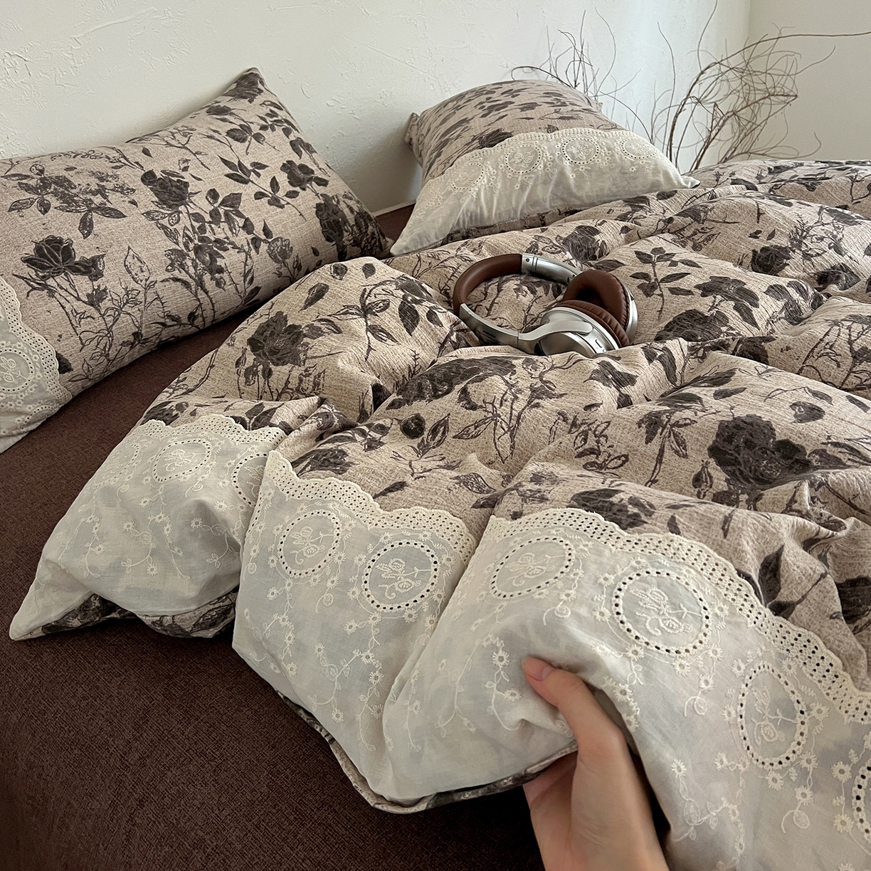 91家纺网 家纺一手货源 找家纺 一比一家纺 2025秋冬新品高克重原麻复古全棉花边棉麻侘寂风原麻四件套 （控价99元）茶野