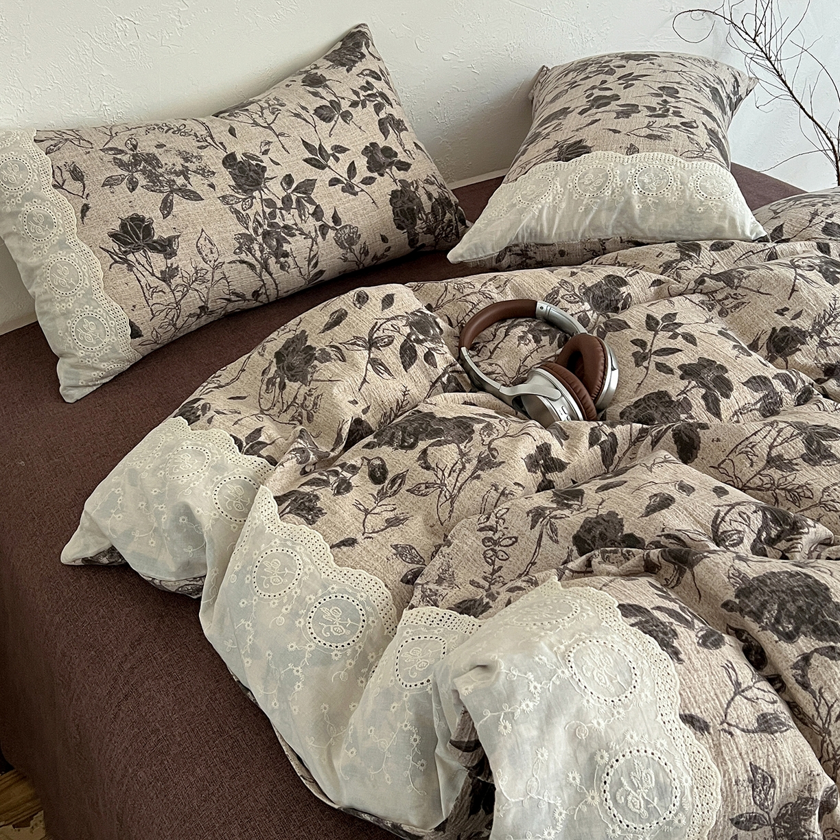 91家纺网 家纺一手货源 找家纺 一比一家纺 2025秋冬新品高克重原麻复古全棉花边棉麻侘寂风原麻四件套 （控价99元）茶野