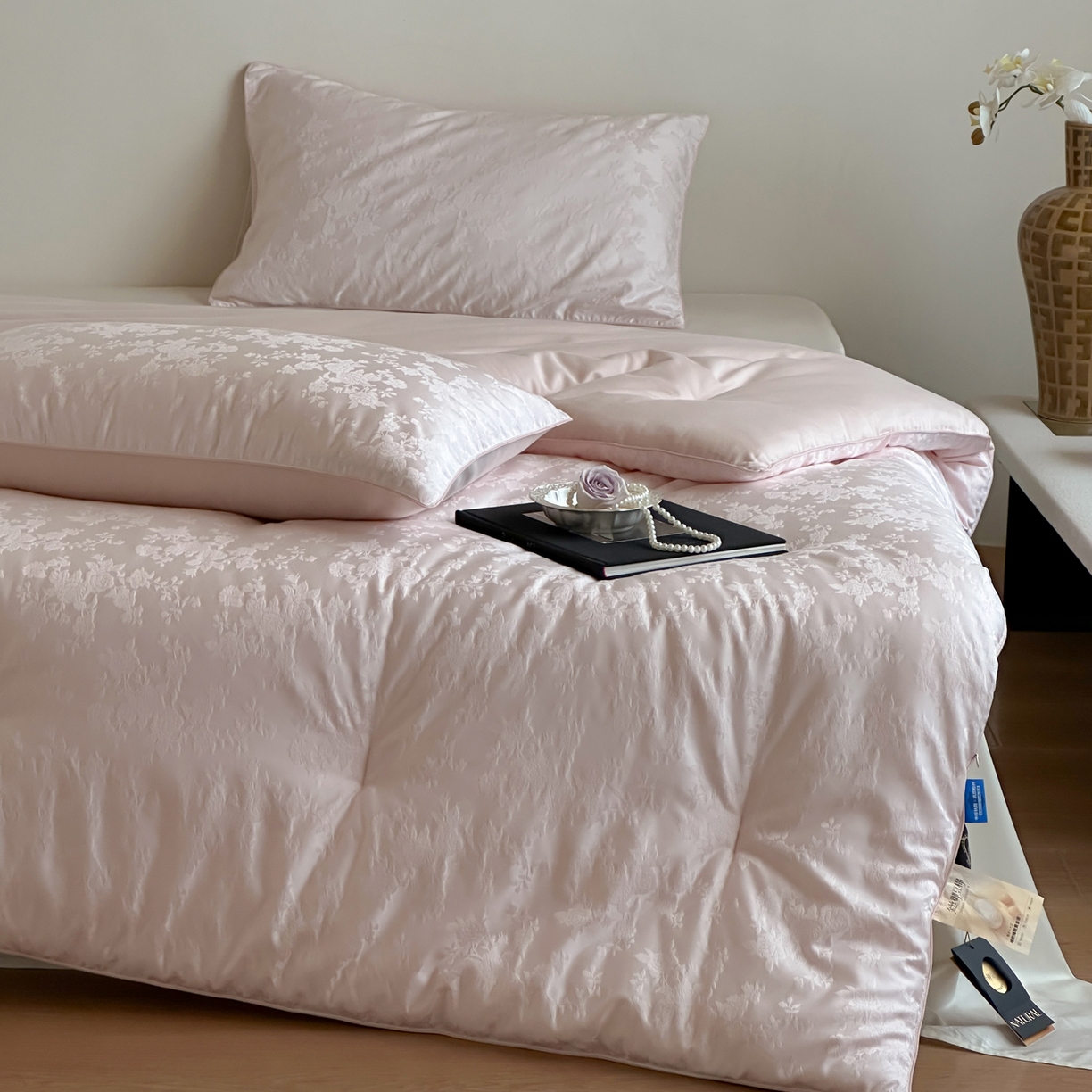 91家纺网 家纺一手货源 找家纺 一加一 2025新款60兰精天丝棉提花 蚕丝大豆抗菌被芯 满庭芳-扶光