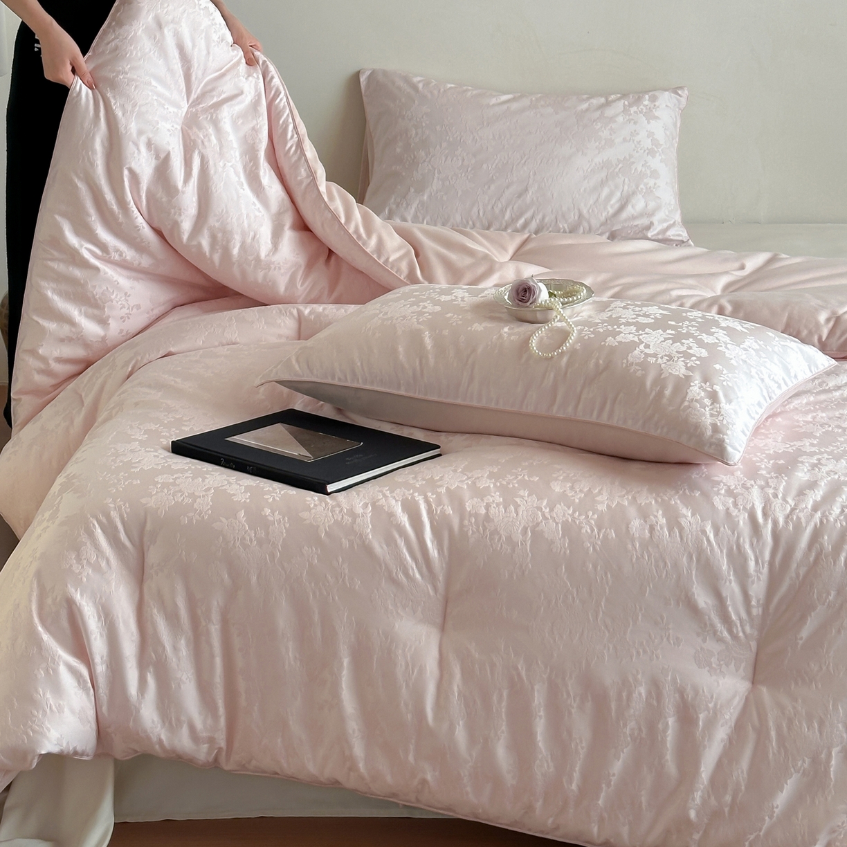 91家纺网 家纺一手货源 找家纺 一加一 2025新款60兰精天丝棉提花 蚕丝大豆抗菌被芯 满庭芳-扶光