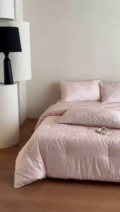 91家纺网 家纺一手货源 找家纺 一加一 2025新款60兰精天丝棉提花 蚕丝大豆抗菌被芯 满庭芳-扶光