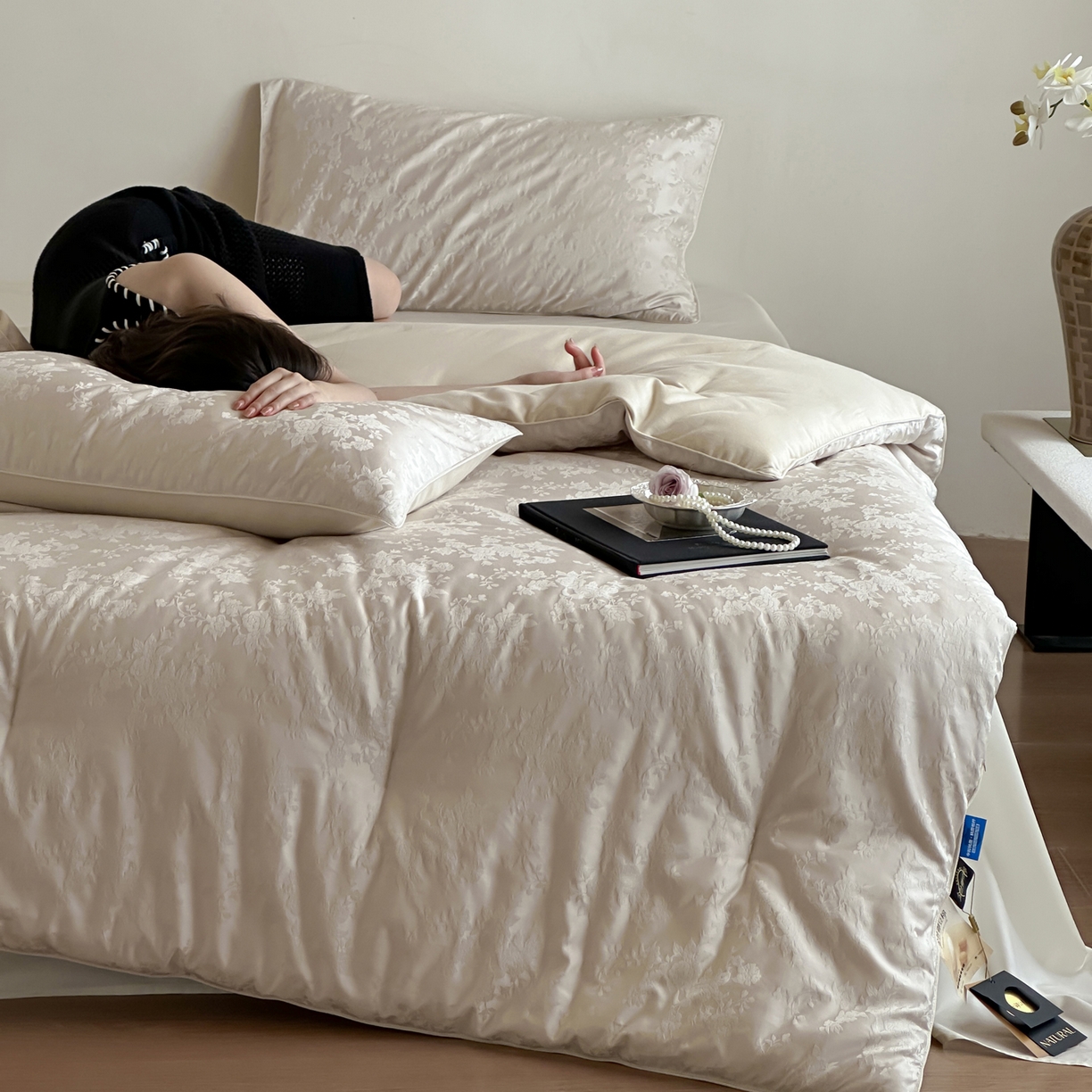 91家纺网 家纺一手货源 找家纺 一加一 2025新款60兰精天丝棉提花 蚕丝大豆抗菌被芯 满庭芳-沉香