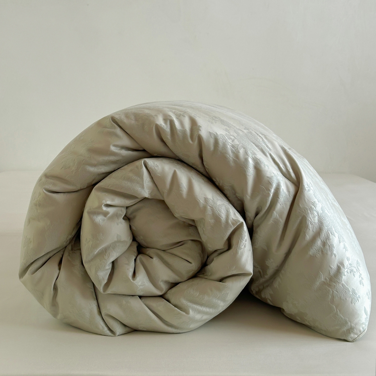 91家纺网 家纺一手货源 找家纺 一加一 2025新款60兰精天丝棉提花 蚕丝大豆抗菌被芯 满庭芳-影青