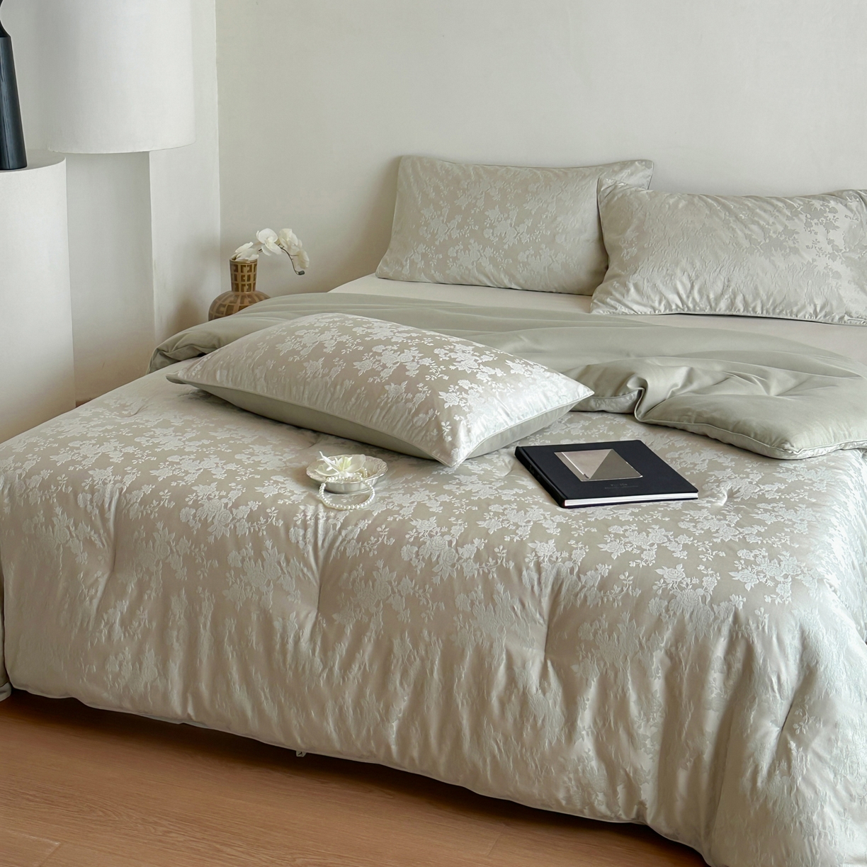 91家纺网 家纺一手货源 找家纺 一加一 2025新款60兰精天丝棉提花 蚕丝大豆抗菌被芯 满庭芳-影青