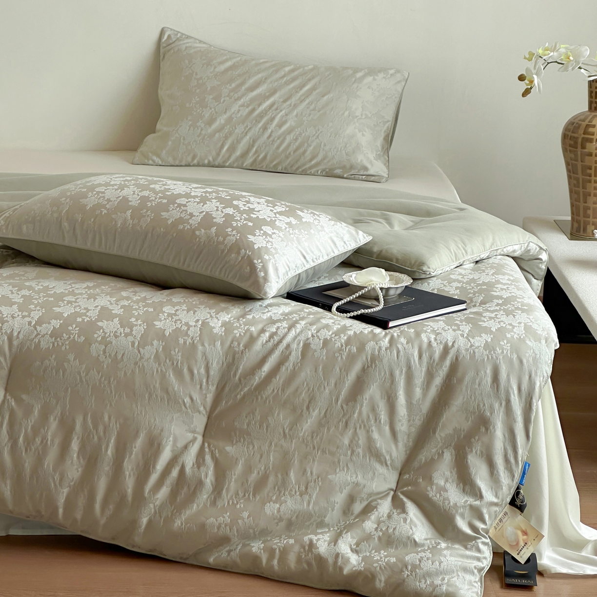 91家纺网 家纺一手货源 找家纺 一加一 2025新款60兰精天丝棉提花 蚕丝大豆抗菌被芯 满庭芳-影青