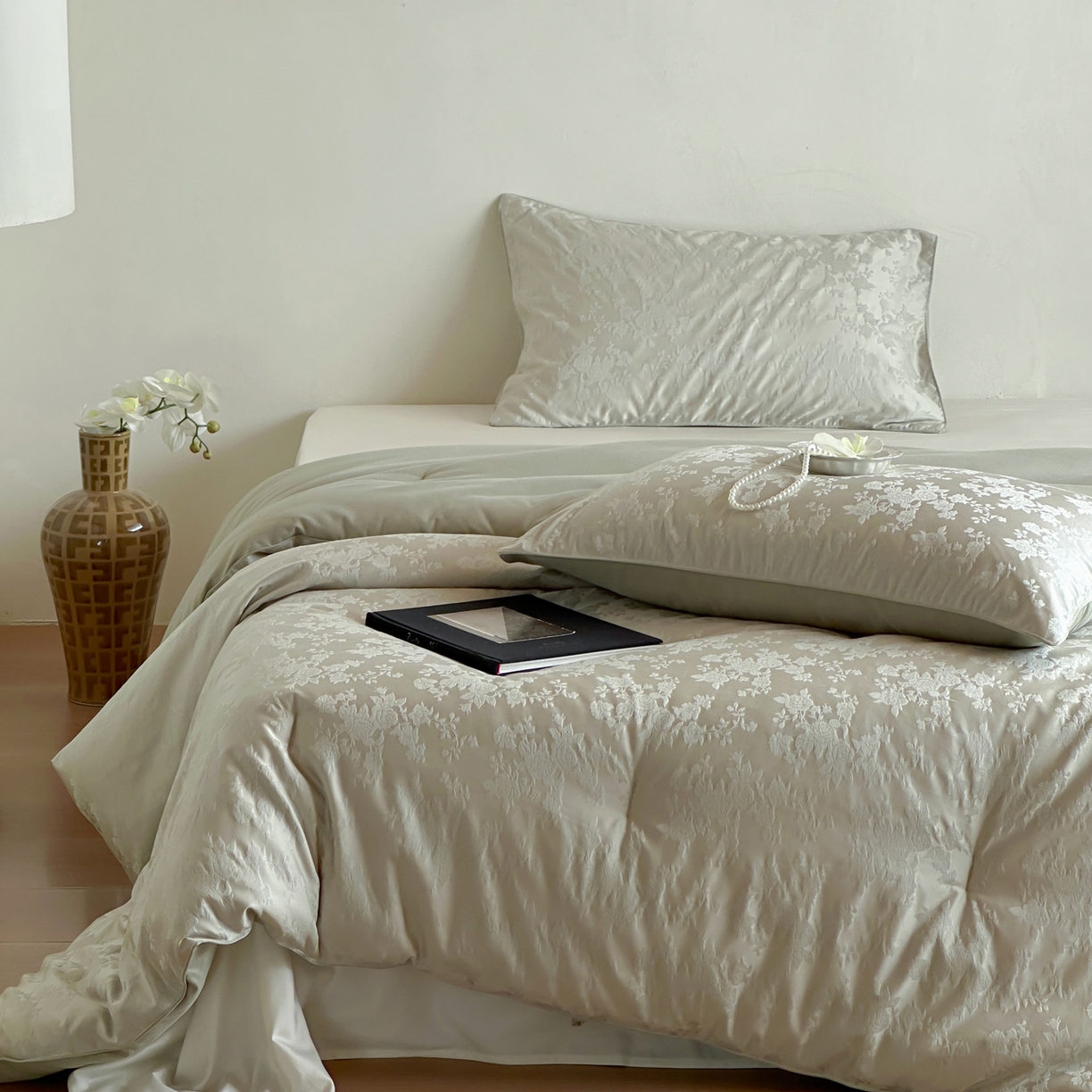 91家纺网 家纺一手货源 找家纺 一加一 2025新款60兰精天丝棉提花 蚕丝大豆抗菌被芯 满庭芳-影青