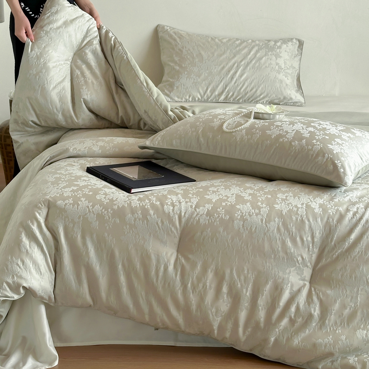 91家纺网 家纺一手货源 找家纺 一加一 2025新款60兰精天丝棉提花 蚕丝大豆抗菌被芯 满庭芳-影青