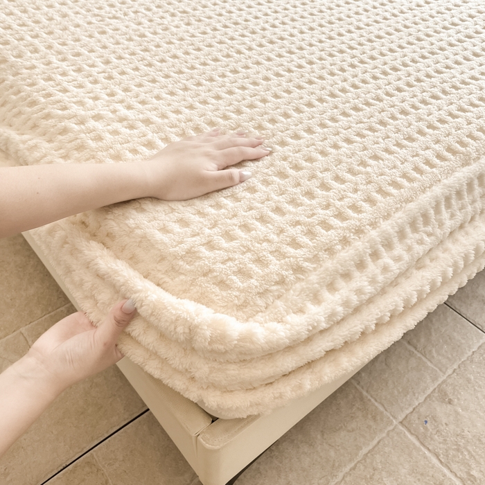 91家纺网 家纺一手货源 找家纺 欧邦 2025新款华夫格塔芙绒单床笠 床笠单件 华夫床笠-米白