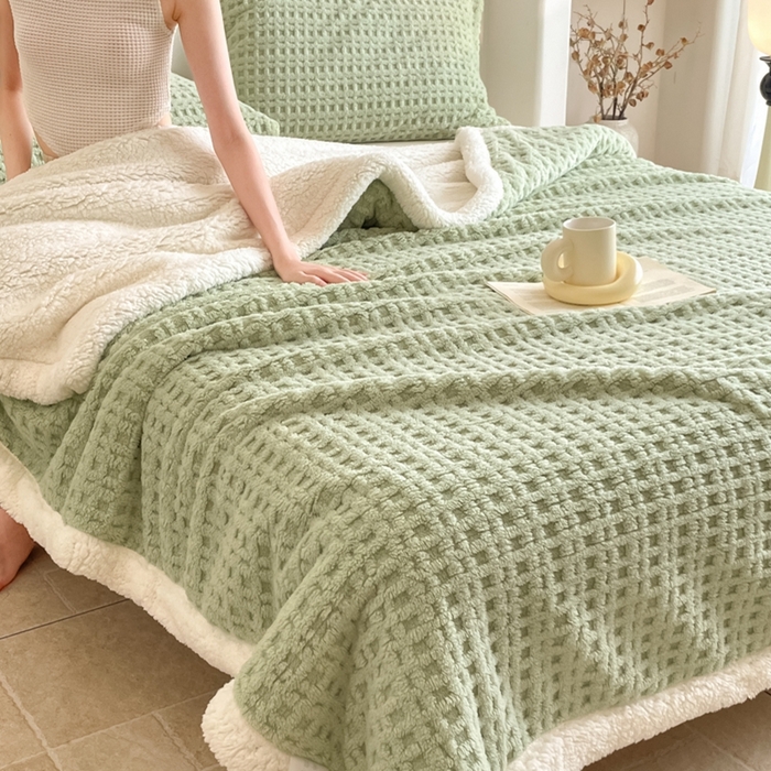 91家纺网 家纺一手货源 找家纺 欧邦 2025新款华夫格双层毯盖毯毯子-场景1 华夫格-果绿