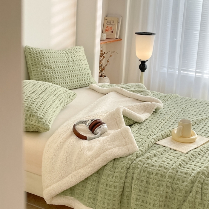91家纺网 家纺一手货源 找家纺 欧邦 2025新款华夫格双层毯盖毯毯子-场景1 华夫格-果绿