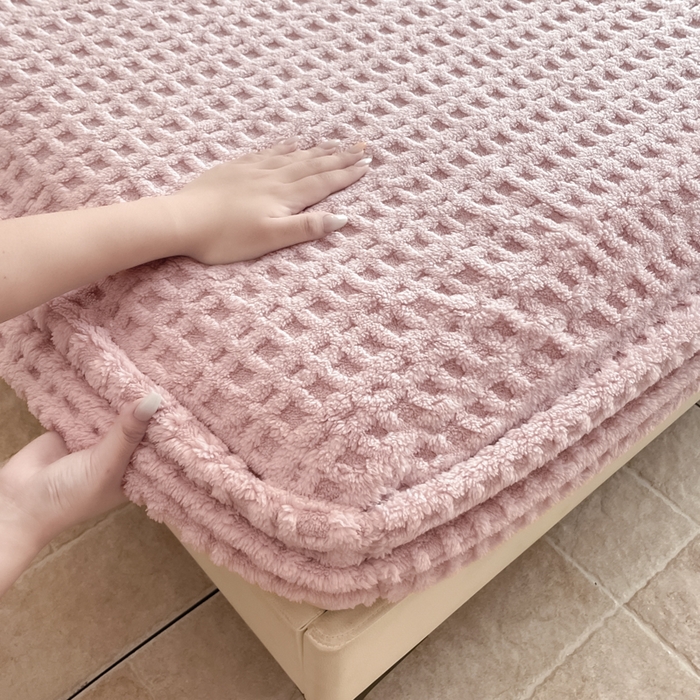 91家纺网 家纺一手货源 找家纺 欧邦 2025新款华夫格塔芙绒单床笠 床笠单件 华夫床笠-浅粉