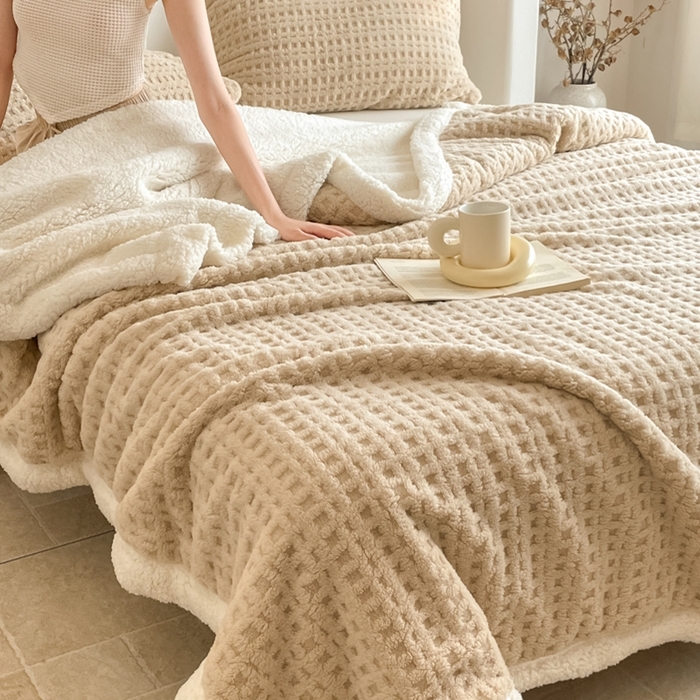 91家纺网 家纺一手货源 找家纺 欧邦 2025新款华夫格双层毯盖毯毯子-场景1 华夫格-卡其