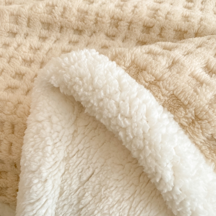 91家纺网 家纺一手货源 找家纺 欧邦 2025新款华夫格双层毯盖毯毯子-场景1 华夫格-卡其