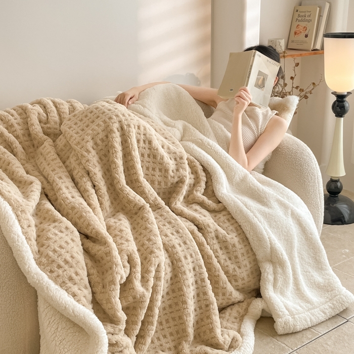 91家纺网 家纺一手货源 找家纺 欧邦 2025新款华夫格双层毯盖毯毯子-场景1 华夫格-卡其