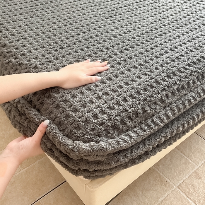 91家纺网 家纺一手货源 找家纺 欧邦 2025新款华夫格塔芙绒单床笠 床笠单件 华夫床笠-深灰