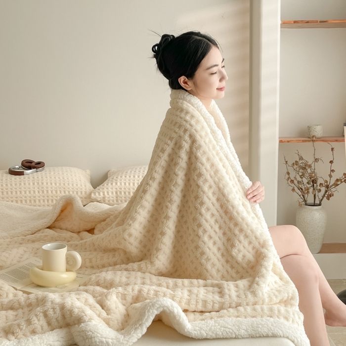 91家纺网 家纺一手货源 找家纺 欧邦 2025新款华夫格双层毯盖毯毯子-场景1 华夫格-米白