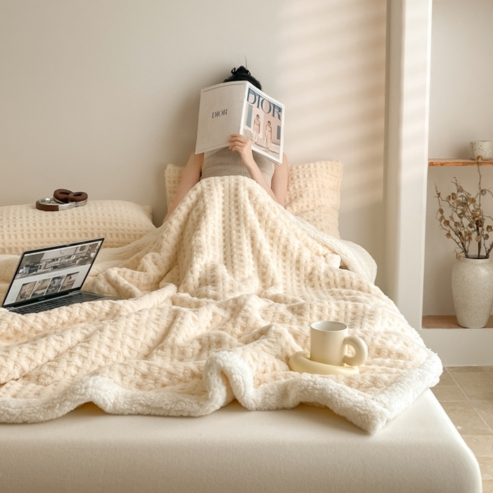 91家纺网 家纺一手货源 找家纺 欧邦 2025新款华夫格双层毯盖毯毯子-场景1 华夫格-米白