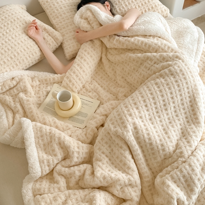 91家纺网 家纺一手货源 找家纺 欧邦 2025新款华夫格双层毯盖毯毯子-场景1 华夫格-米白