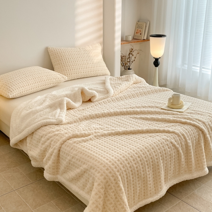 91家纺网 家纺一手货源 找家纺 欧邦 2025新款华夫格双层毯盖毯毯子-场景1 华夫格-米白