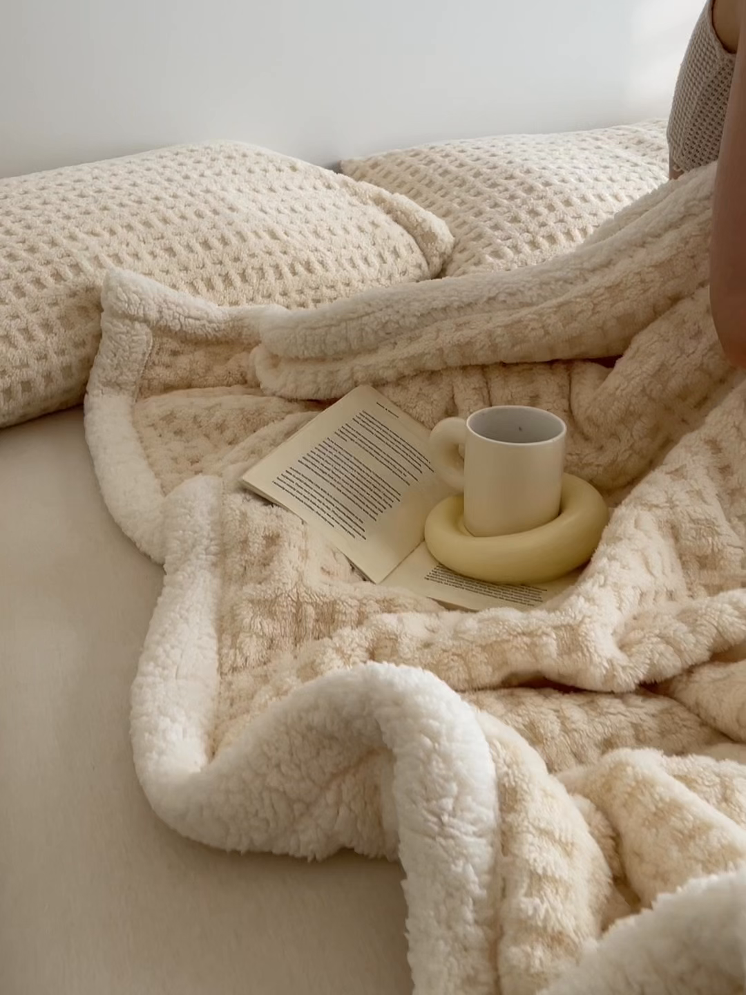 91家纺网 家纺一手货源 找家纺 欧邦 2025新款华夫格双层毯盖毯毯子-场景1 华夫格-米白