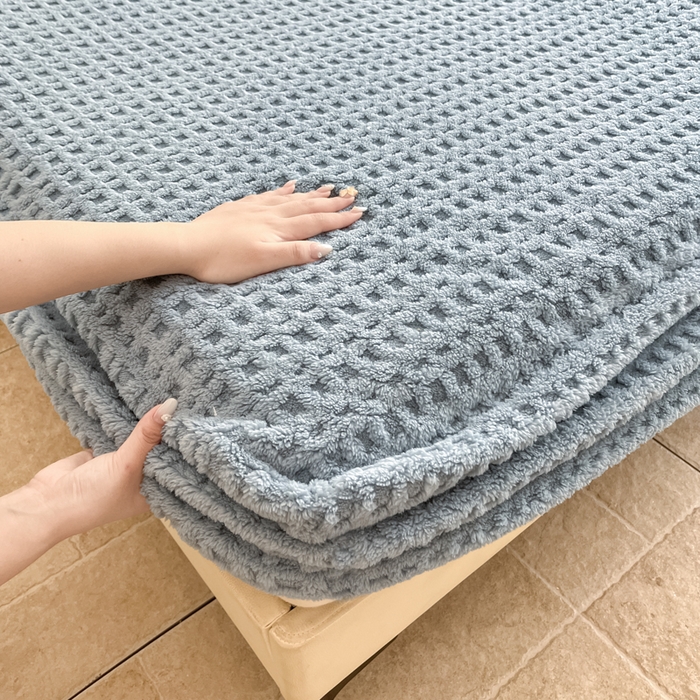 91家纺网 家纺一手货源 找家纺 欧邦 2025新款华夫格塔芙绒单床笠 床笠单件 华夫床笠-雾蓝