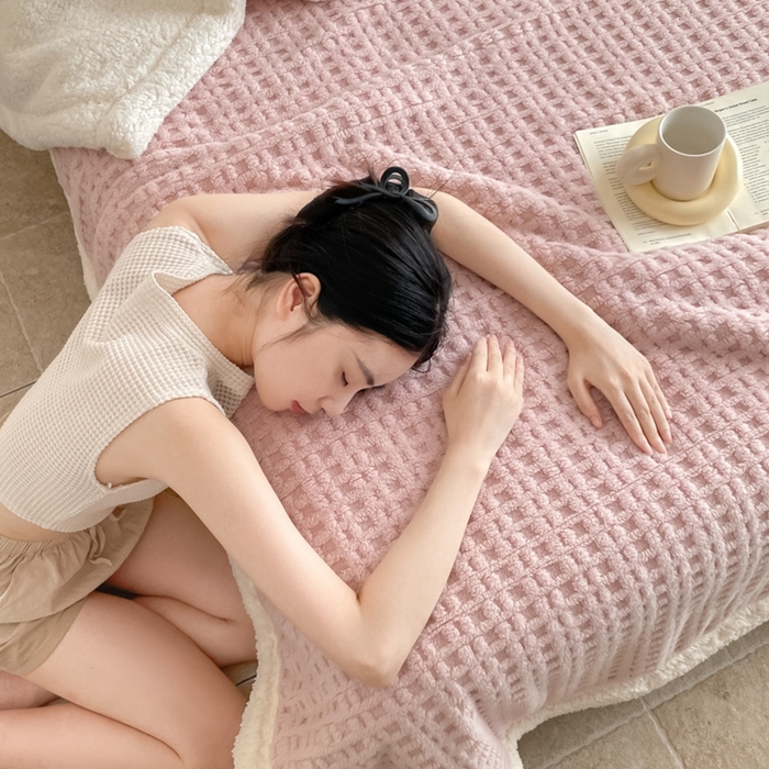 91家纺网 家纺一手货源 找家纺 欧邦 2025新款华夫格双层毯盖毯毯子-场景1 华夫格-浅粉