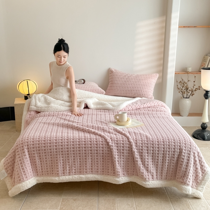 91家纺网 家纺一手货源 找家纺 欧邦 2025新款华夫格双层毯盖毯毯子-场景1 华夫格-浅粉