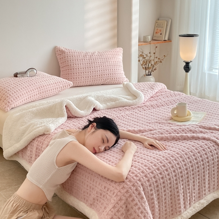 91家纺网 家纺一手货源 找家纺 欧邦 2025新款华夫格双层毯盖毯毯子-场景1 华夫格-浅粉