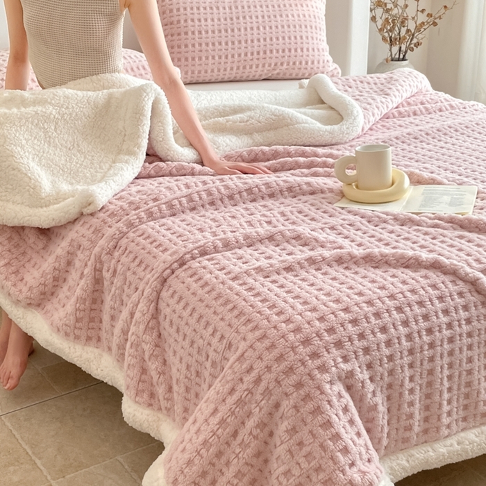 91家纺网 家纺一手货源 找家纺 欧邦 2025新款华夫格双层毯盖毯毯子-场景1 华夫格-浅粉