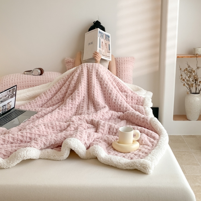 91家纺网 家纺一手货源 找家纺 欧邦 2025新款华夫格双层毯盖毯毯子-场景1 华夫格-浅粉