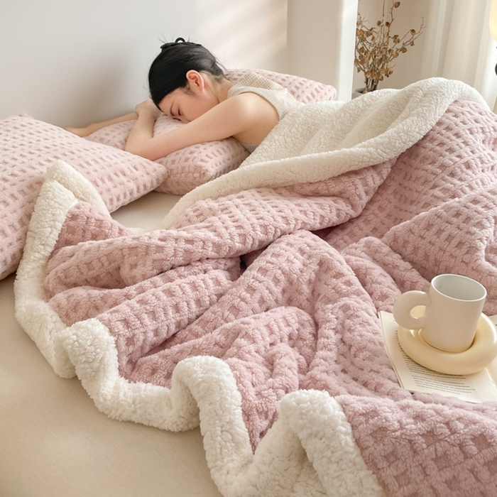 91家纺网 家纺一手货源 找家纺 欧邦 2025新款华夫格双层毯盖毯毯子-场景1 华夫格-浅粉