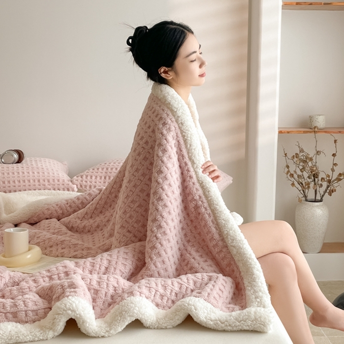 91家纺网 家纺一手货源 找家纺 欧邦 2025新款华夫格双层毯盖毯毯子-场景1 华夫格-浅粉