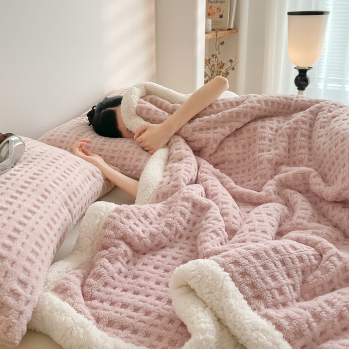 91家纺网 家纺一手货源 找家纺 欧邦 2025新款华夫格双层毯盖毯毯子-场景1 华夫格-浅粉
