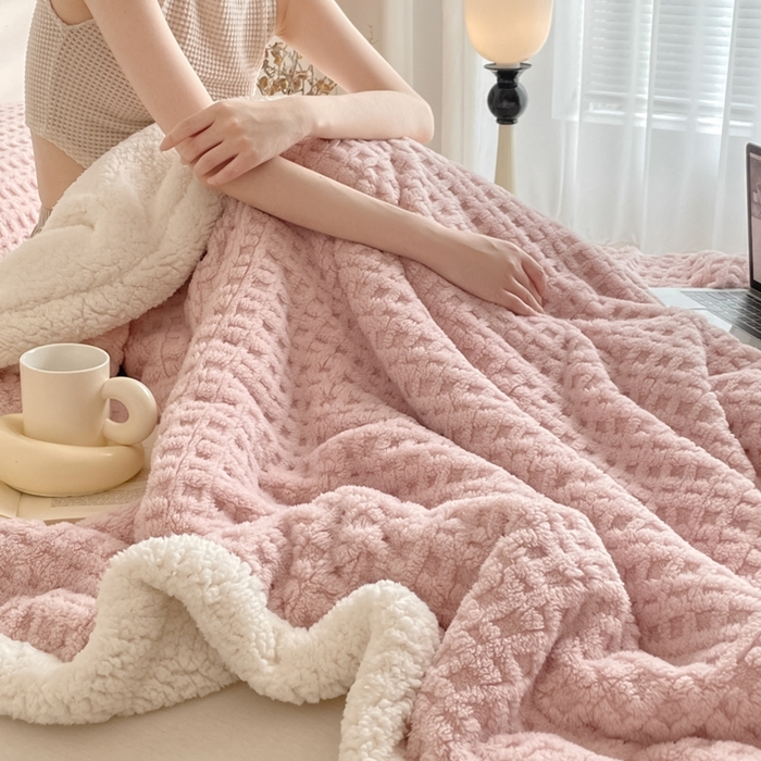 91家纺网 家纺一手货源 找家纺 欧邦 2025新款华夫格双层毯盖毯毯子-场景1 华夫格-浅粉