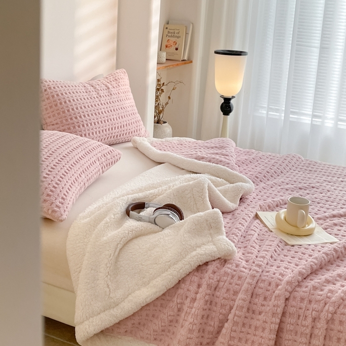 91家纺网 家纺一手货源 找家纺 欧邦 2025新款华夫格双层毯盖毯毯子-场景1 华夫格-浅粉